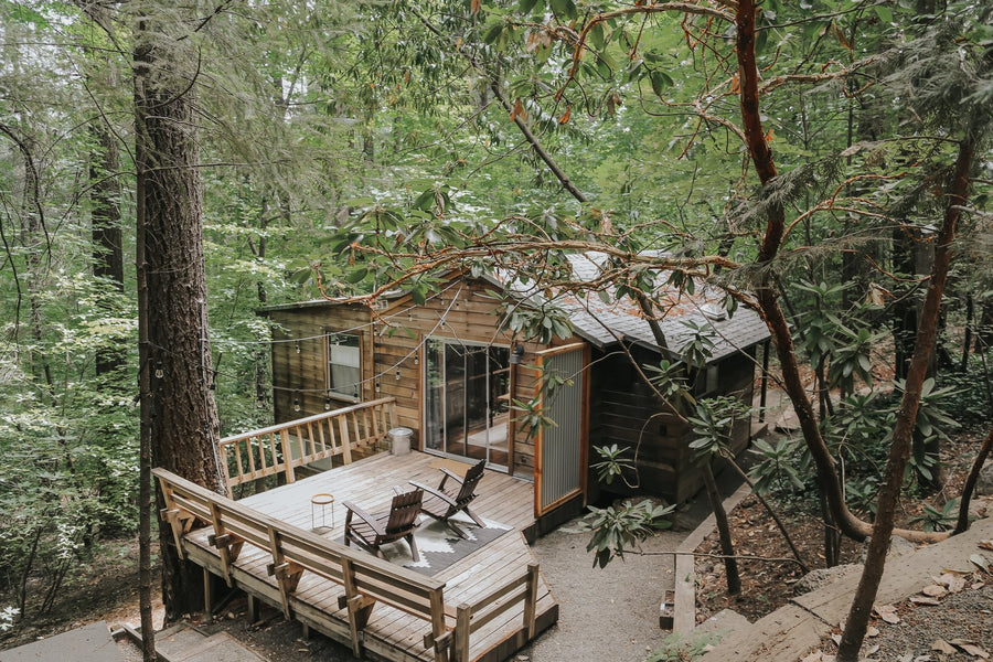 From salvaged A-frames to revamped desert dwellings, these transformations will give you cabin fever—in a good way.
