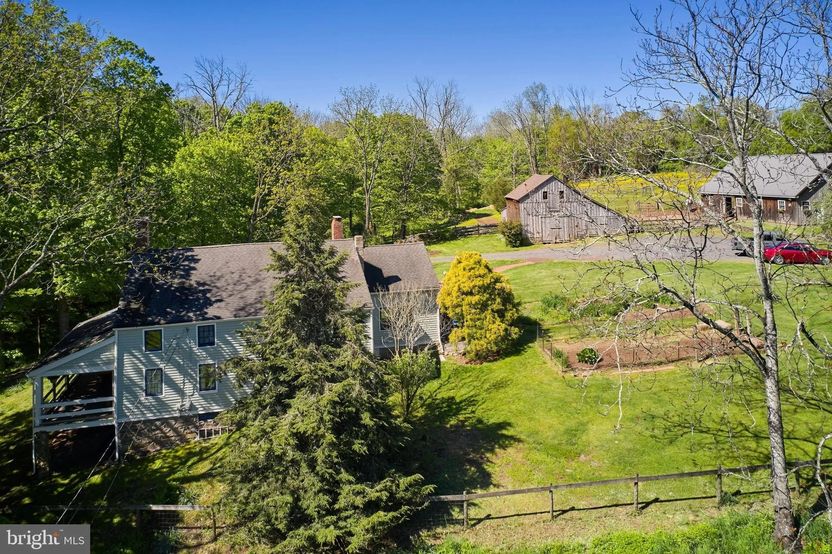 Built in 1700, a Farmhouse on 22 Acres in New Jersey Is This Week’s Oldest Home